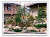 石積みが特徴的な開放的な日本庭園