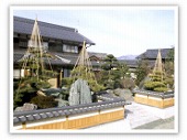 巨石の映える重厚な日本庭園